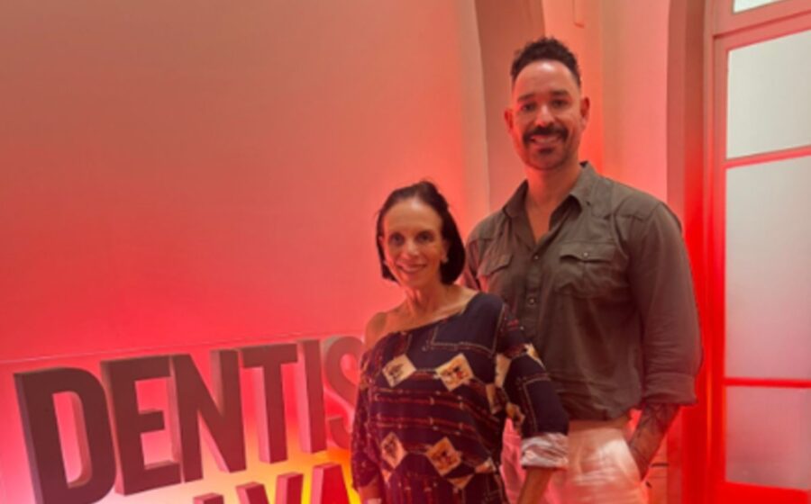 Cirurgiã-dentista Cristhiane Amaral recebendo Fellowship iADH em Dublin