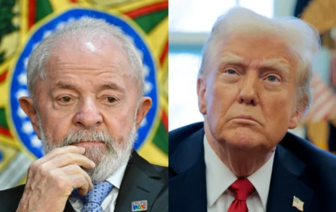 Donald Trump e Jair Bolsonaro apertando as mãos com bandeira dos EUA e Brasil ao fundo, simbolizando interferência eleitoral