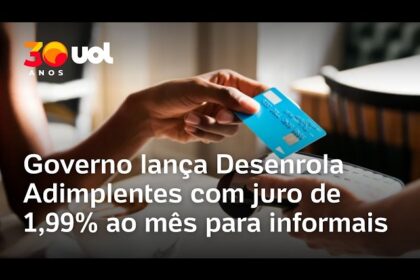 Trabalhador informal consulta celular sobre Desenrola Adimplentes com prazo até 26 outubro e juros 1,99%