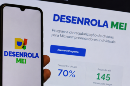 Microempreendedor individual analisa documento do programa Desenrola MEI para renegociação de dívidas