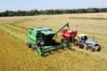 Trator agrícola parado em lavoura alagada no RS com tanque de diesel vazio ao lado