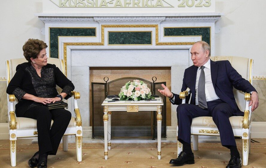 Dilma Rousseff e Vladimir Putin se cumprimentam em reunião oficial no Kremlin sobre o Novo Banco de Desenvolvimento dos BRICS