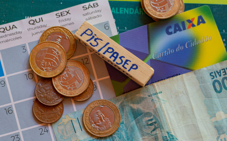 Pessoa verifica no celular depósito do PIS/Pasep 2024 pela Caixa Econômica Federal