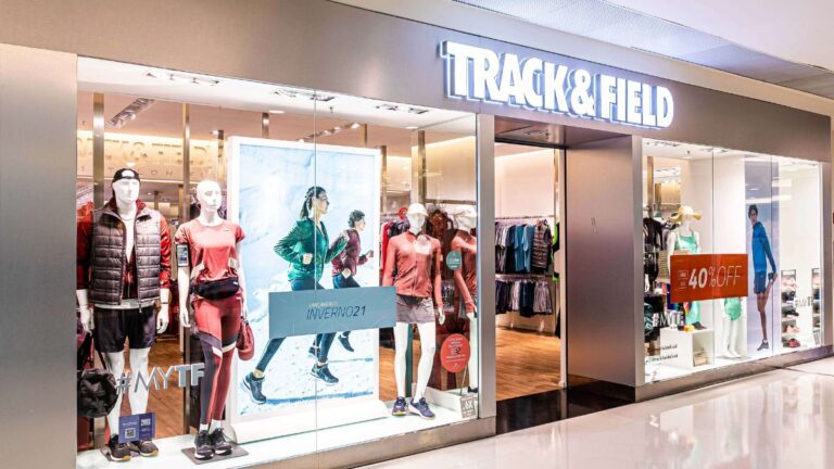 Loja Track&Field moderna e movimentada, simbolizando varejo de sucesso sem dívidas