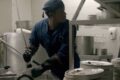 Daniel Colzani, imigrante brusquense, servindo jantar a astronautas da NASA em seu restaurante na Flórida nos anos 70