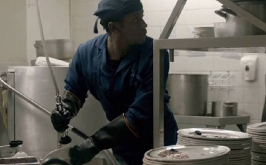 Daniel Colzani, imigrante brusquense, servindo jantar a astronautas da NASA em seu restaurante na Flórida nos anos 70