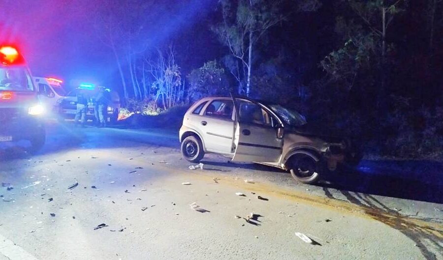 Carro acidentado caído de ponte em Borda da Mata, Sul de Minas, com equipes de resgate