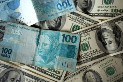 Gráfico mostra projeção do dólar entre R$ 4,90 e R$ 5,50 com urna eletrônica brasileira ao fundo