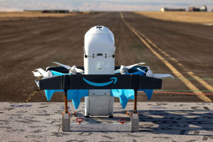 Drone Amazon Prime Air sobrevoa bairro residencial no Texas durante entrega rápida
