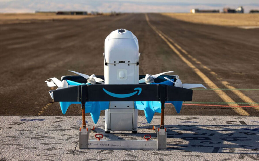 Drone Amazon Prime Air sobrevoa bairro residencial no Texas durante entrega rápida