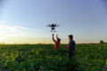 Drone agrícola pulverizando lavoura no Oeste do Paraná com precisão e economia de 90% água