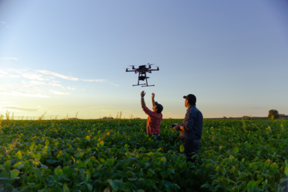 Drone agrícola pulverizando lavoura no Oeste do Paraná com precisão e economia de 90% água