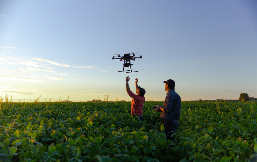 Drone agrícola pulverizando lavoura no Oeste do Paraná com precisão e economia de 90% água