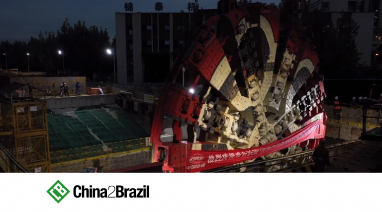 Duas tuneladoras gigantes de 4.350 toneladas escavando túnel submerso Jintang para trem-bala na China