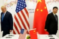 Sede da OMC em Genebra com bandeiras do Brasil, EUA e China em primeiro plano
