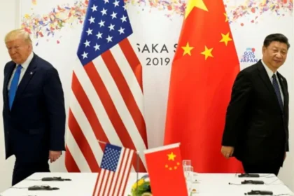 Sede da OMC em Genebra com bandeiras do Brasil, EUA e China em primeiro plano