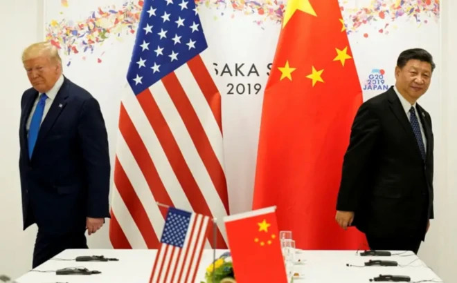 Sede da OMC em Genebra com bandeiras do Brasil, EUA e China em primeiro plano
