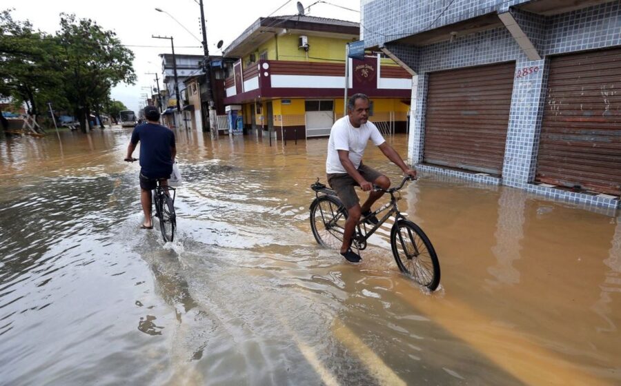 Escavadeira hidráulica sobre pontão flutuante dragando canal na Ponta do Lessa, Florianópolis
