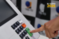 Pessoa usando smartphone com app e-Título para justificar voto nas Eleições 2026