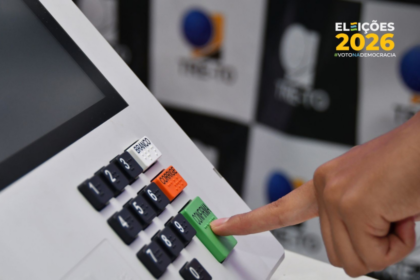 Eleitor com anotações em papel para votar nas eleições 2026 sem celular