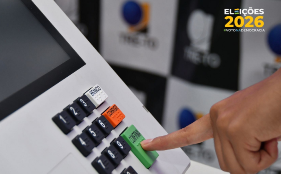 Eleitor com anotações em papel para votar nas eleições 2026 sem celular