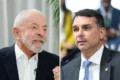 Lula e Flávio Bolsonaro em lados opostos com gráfico de ações e bandeira do Brasil ao centro