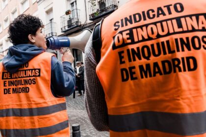Manifestantes em Madri protestam contra despejos com faixas por direito à moradia