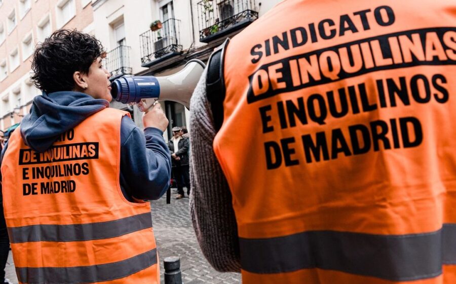 Manifestantes em Madri protestam contra despejos com faixas por direito à moradia