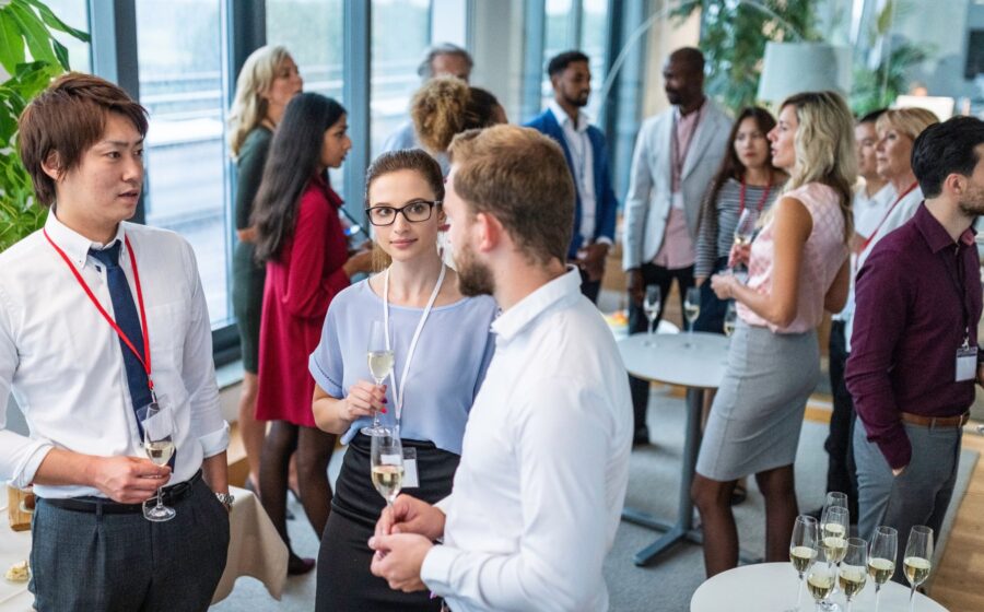 Lideranças em evento corporativo imersivo networking presencial engajamento times