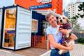 Ex-professora Kaitlyn Ballard passeando com vários cães felizes, representando transição de carreira e renda de R$ 23 mil mensais