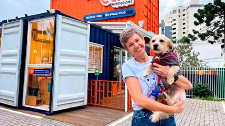 Ex-professora Kaitlyn Ballard passeando com vários cães felizes, representando transição de carreira e renda de R$ 23 mil mensais