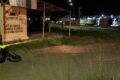 Polícia isolando cena de crime com fita amarela no bairro do Sesi em Bayeux