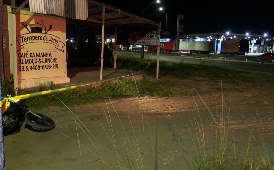 Polícia isolando cena de crime com fita amarela no bairro do Sesi em Bayeux