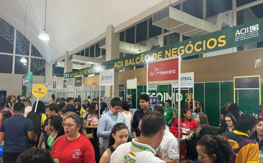 FECOIMP 2026 em Imperatriz: empresários apertando as mãos durante rodada de negócios multissetorial