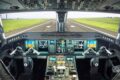 Jato Embraer E195-E2 da Azul no solo durante apagão de GPS que paralisou frota global