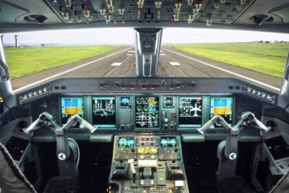 Jato Embraer E195-E2 da Azul no solo durante apagão de GPS que paralisou frota global