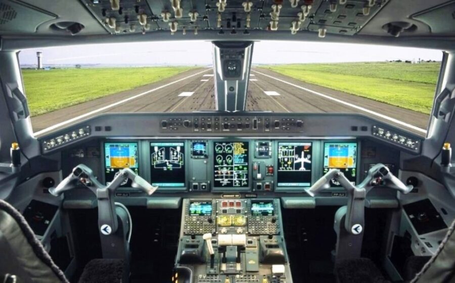 Jato Embraer E195-E2 da Azul no solo durante apagão de GPS que paralisou frota global