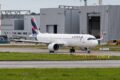 Técnico inspeciona fuselagem de Airbus A321neo com tinta raspada revelando falhas no primer nas longarinas