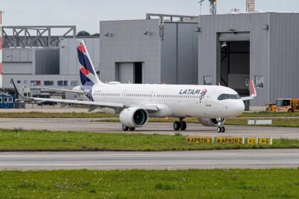 Técnico inspeciona fuselagem de Airbus A321neo com tinta raspada revelando falhas no primer nas longarinas