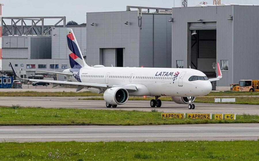 Técnico inspeciona fuselagem de Airbus A321neo com tinta raspada revelando falhas no primer nas longarinas