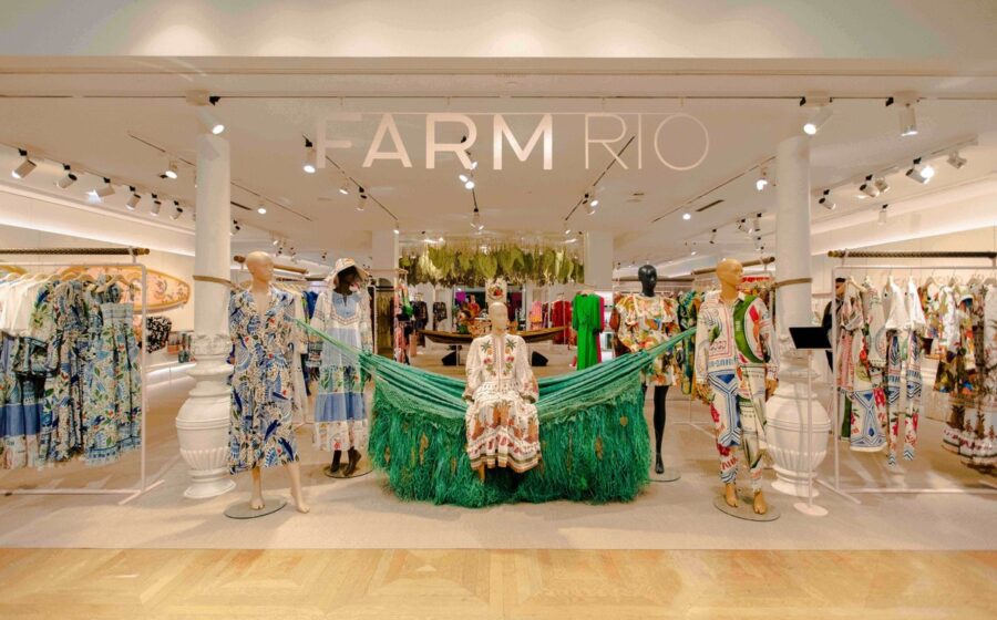 Fachada colorida da loja Farm Rio com logotipo, simbolizando a marca à venda por até R$ 5 bilhões