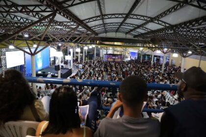 Novo polo de tecnologia gratuito em Feira de Santana oferece cursos de IA e informática no bairro Mangabeira
