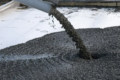Bloco de concreto reforçado com biocarvão feito de lodo de esgoto tratado, mostrando textura e resistência aprimorada