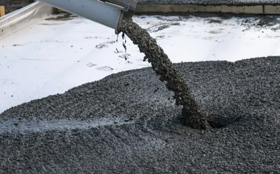Bloco de concreto reforçado com biocarvão feito de lodo de esgoto tratado, mostrando textura e resistência aprimorada