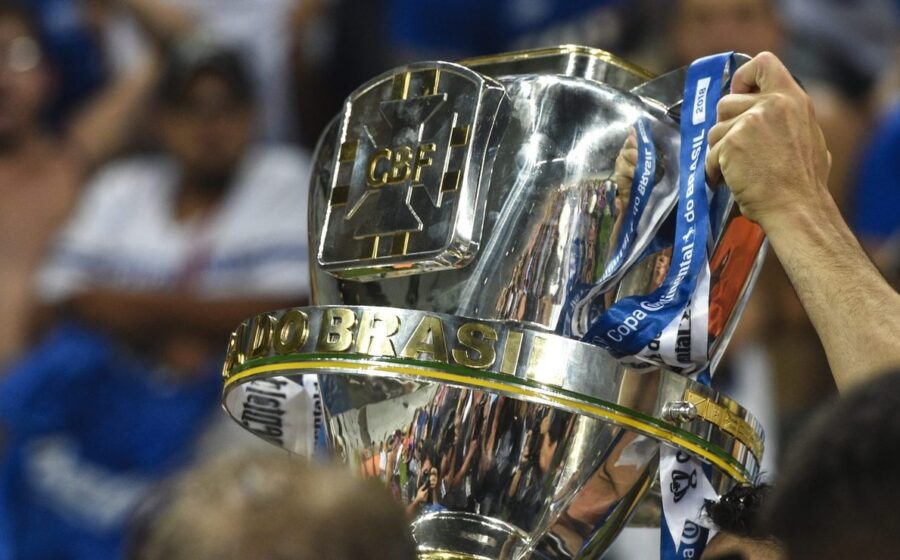 Logo do Corinthians e símbolo da Fatal Model sobre fundo de notas de real representando patrocínio de R$ 120 milhões