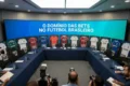 Camisas do Flamengo e Corinthians lado a lado com espaço de patrocínio máster vazio e símbolo de interrogação