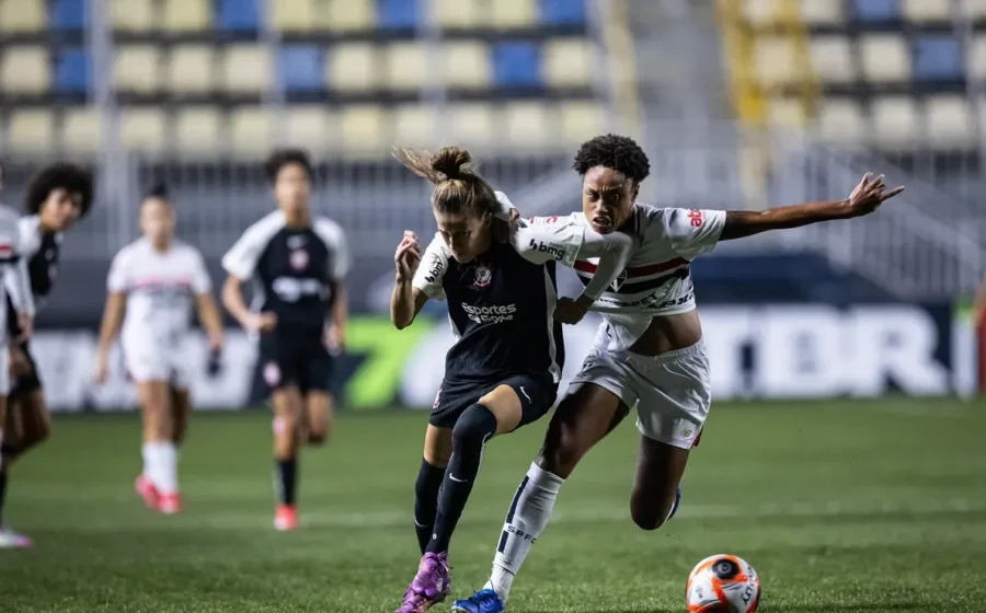 Jogadoras do Corinthians e São Paulo em campo na final do Brasileirão Feminino 2024 na Neo Química Arena