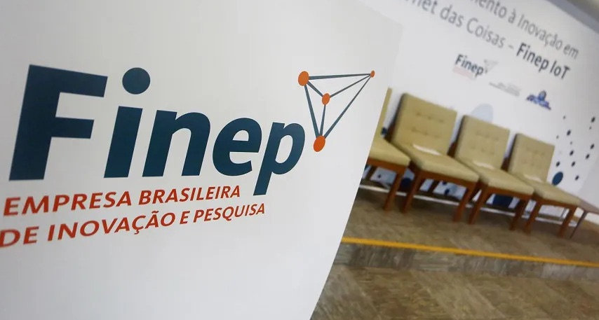 Mapa do Brasil com ícones de veículos elétricos e fábricas, destacando regiões Norte, Nordeste e Centro-Oeste com selo de 30% de verba Finep