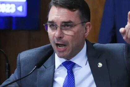 Flávio Bolsonaro em coletiva sobre ação judicial envolvendo Nossa Senhora Aparecida