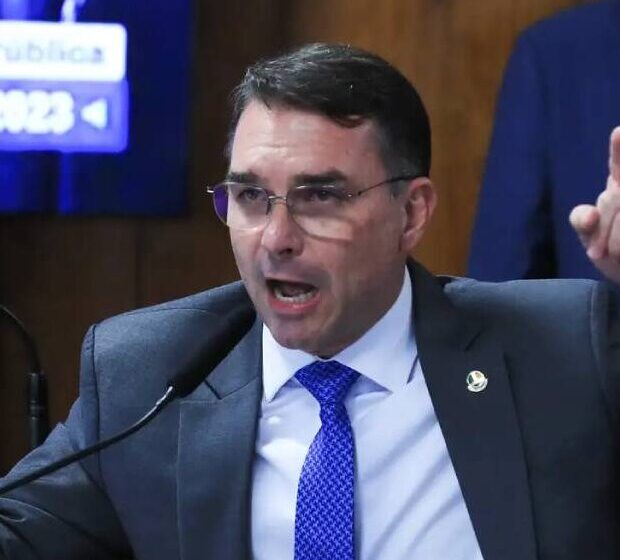Flávio Bolsonaro em coletiva sobre ação judicial envolvendo Nossa Senhora Aparecida